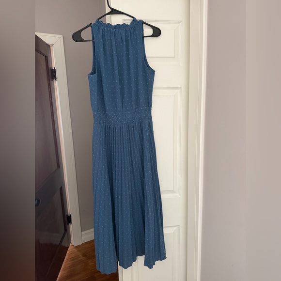 Chic Sleeveless Maxi Dress in Blue - Picture 2 of 3